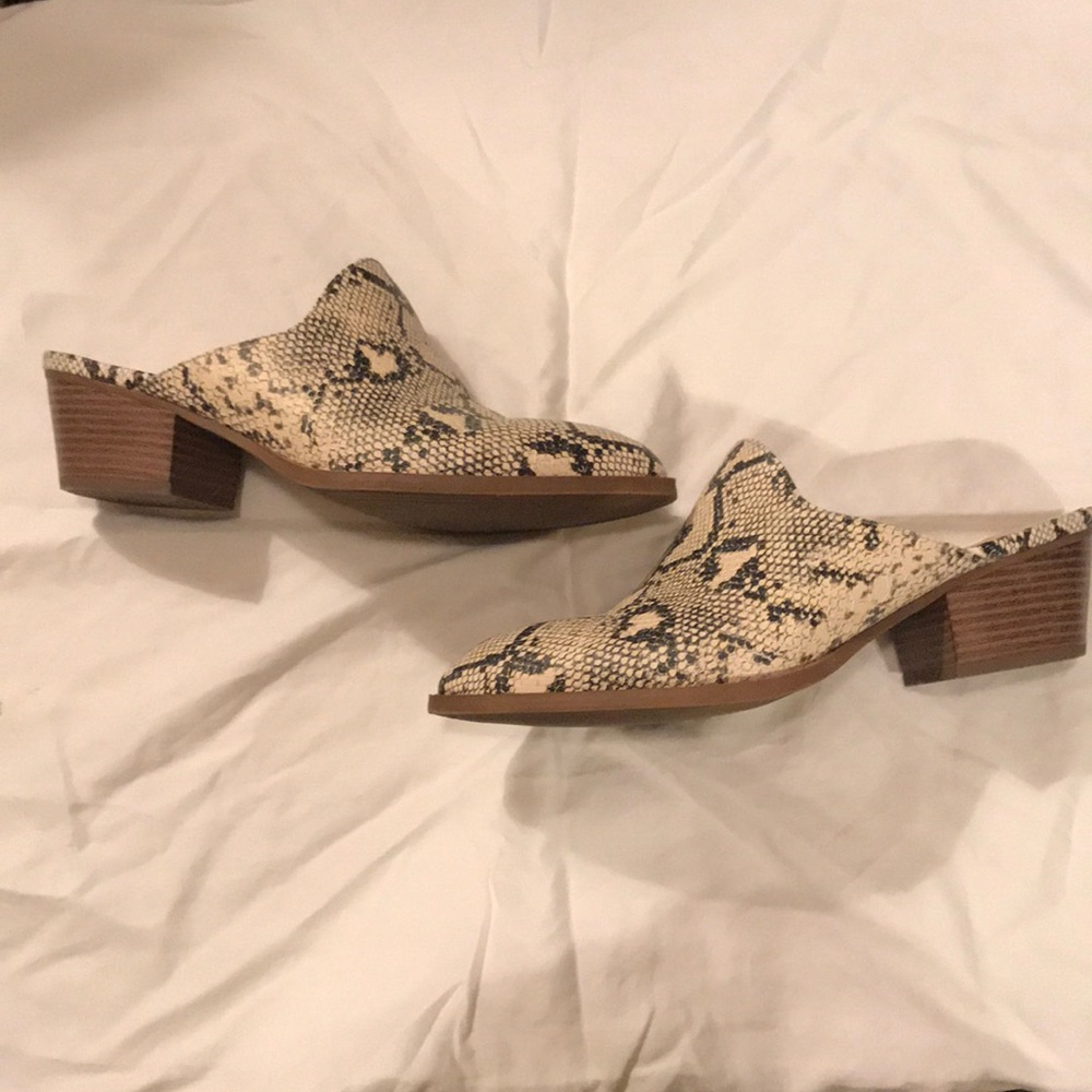 CL by Laundry stacked snakeskin mule Sz 10 EUC